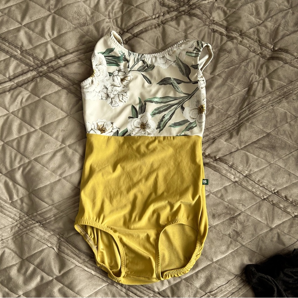 Lucky Leo leo adult size medium